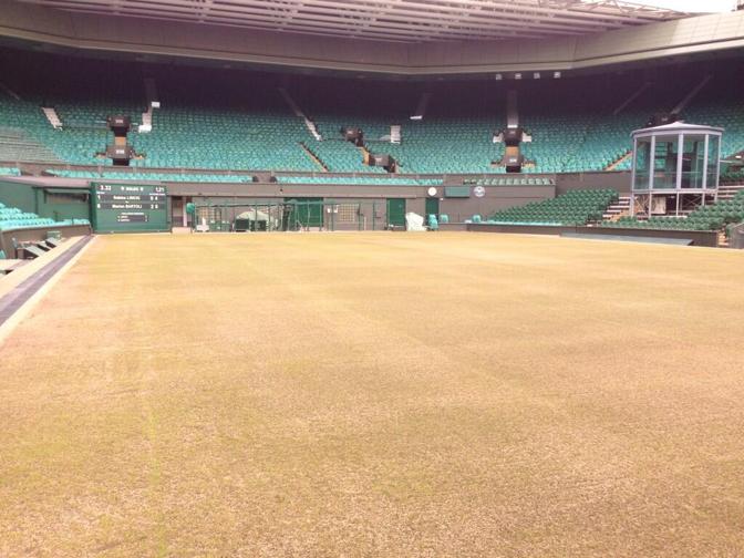 Eccolo, il centrale di Wimbledon completamente ripulito. Sullo sfondo c' ancora il punteggio dell'ultima finale femminile, quella vinta dalla francese Marion Bartoli. Twitter